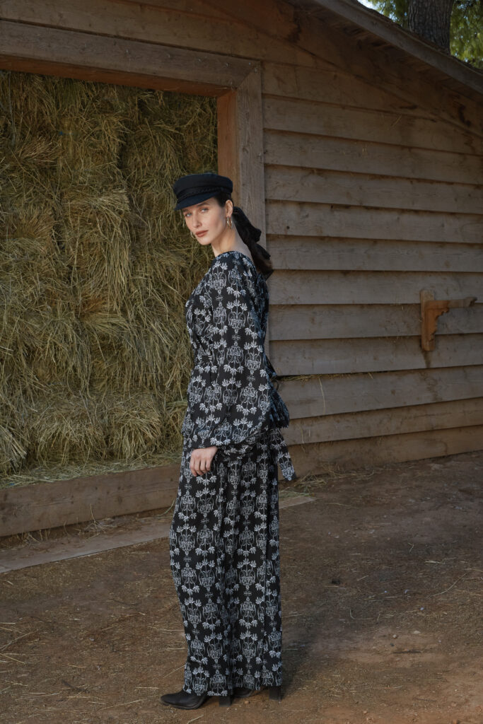 Vlacha Top Black Vase Print side view – Melitta Official Vlacha Top Black Vase Print side view – Melitta Official