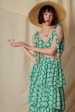 Woman wearing Linaria Crop Top round green print by Melitta summer look